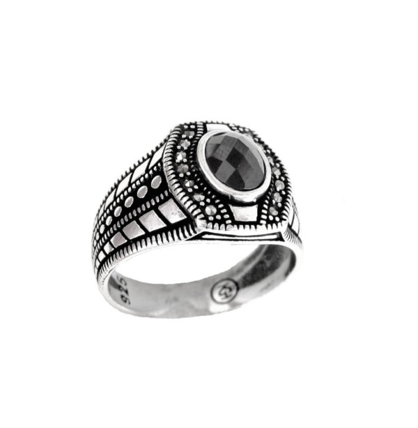 Signet ring black stone snake skin ornament
